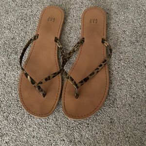 Gap leopard print flip flops